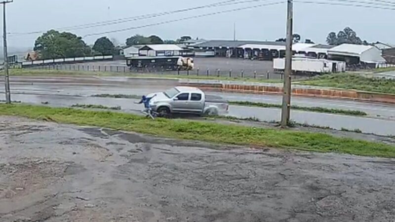 Ciclista escapa segundos antes de caminhonete capotar no PR
