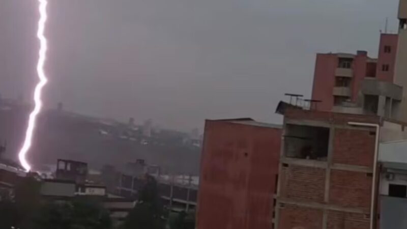 Raio impressionante atinge a fronteira e deixa ferido
