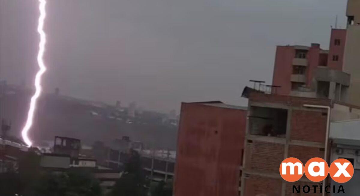 Raio impressionante atinge a fronteira e deixa ferido