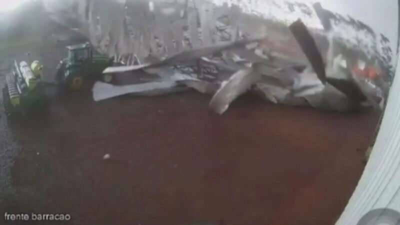 Tempestades no Paraná destroem capela centenária e galpão